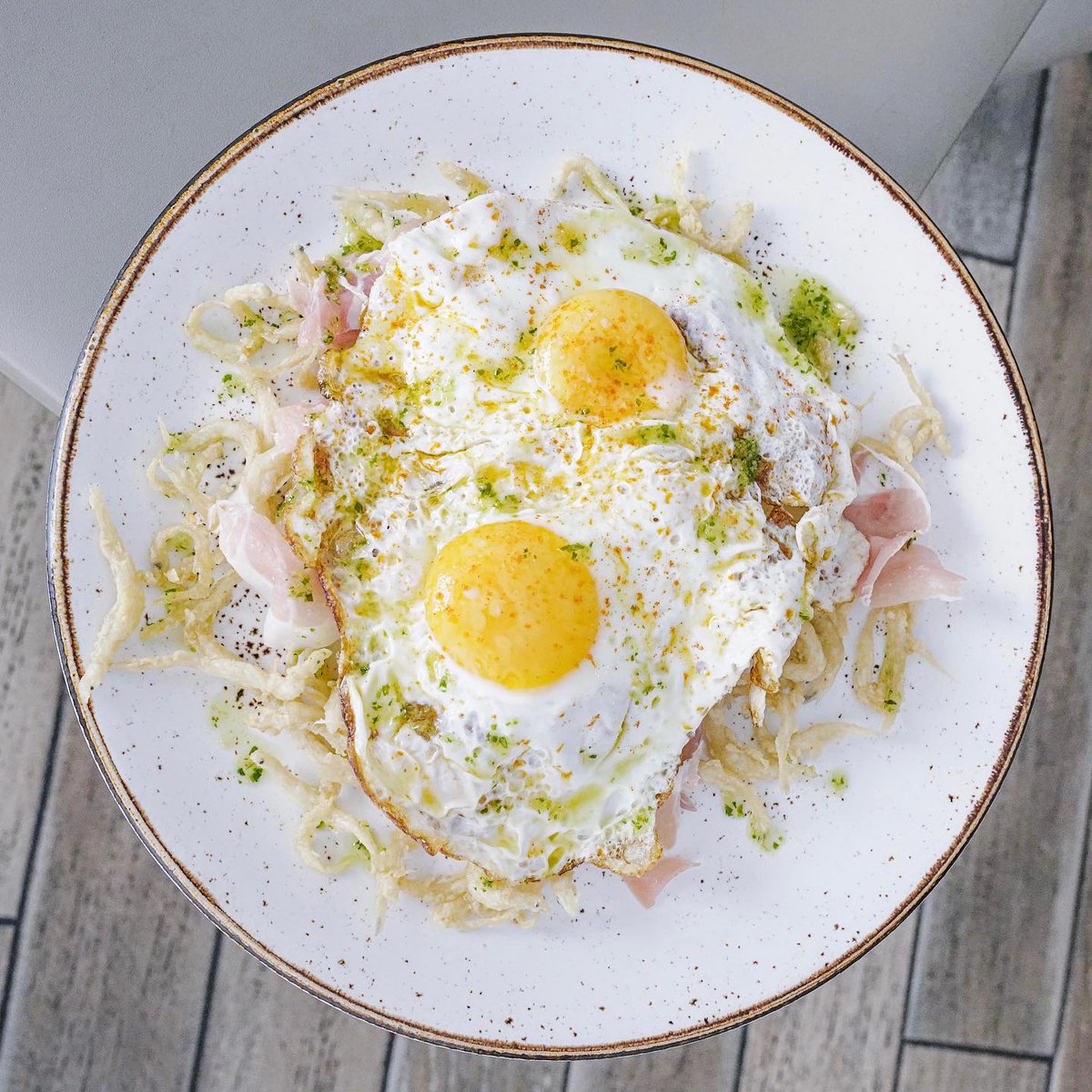 🆕”Los huevos de Chanquete”, compuesto por:
- Chanquete enharinado frito
- Jamón
- Huevos fritos

Todo esto acompañado de nuestra salsa verde y pimentón🤤

¡Un plato ideal para disfrutar con una cerveza fresquica!🍻