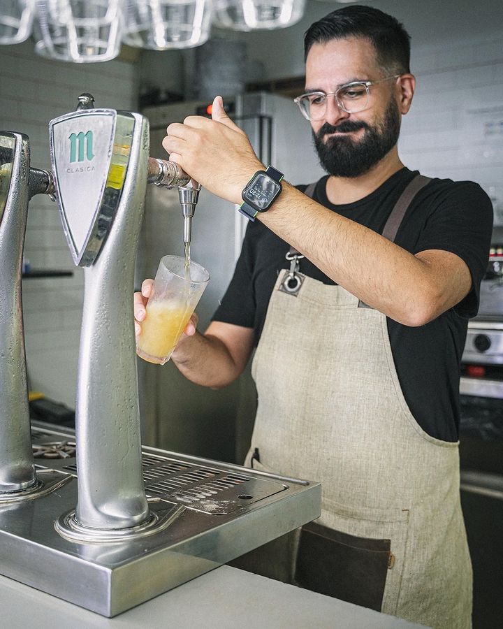 Servimos cervezas más frías que el corazón de tu ex, eso es un hecho🫠

Siempre con nuestra cerveza de confianza: Mahou 🍻

Así que, ya sabes: ¡ven a "El coño de la Bernarda" y disfruta del viernes en buena compañía!😉