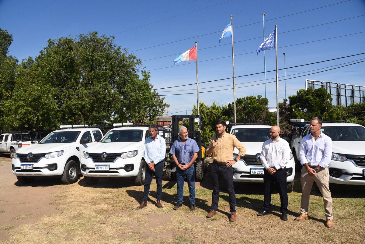 maxipullaro's tweet photo. ¡Visita productiva al departamento #Constitución! Entregamos nuevos vehículos a la EPE para optimizar y mejorar la calidad de servicio en #Peyrano, #Bombal y #VillaConstitución.
Estamos trabajando para fortalecer productivamente a nuestra provincia. Por eso, junto al ministro @GustavoPuccini, el senador departamental @germangiacomino y autoridades locales, planificamos actividades, programas y obras para el crecimiento de #SantaFe.