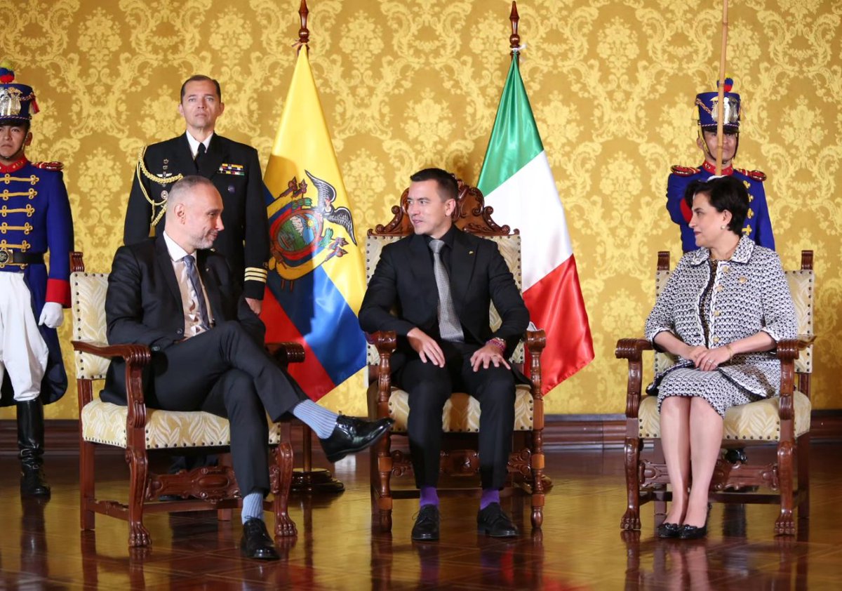 Presidencia_Ec's tweet photo. El presidente @DanielNoboaOK junto a la canciller @gabisommerfeld participaron en la presentación de Cartas Credenciales por parte del embajador italiano, Giovanni Davoli, en el Palacio de Carondelet.

#ElNuevoEcuador https://t.co/cWG2is5f4s