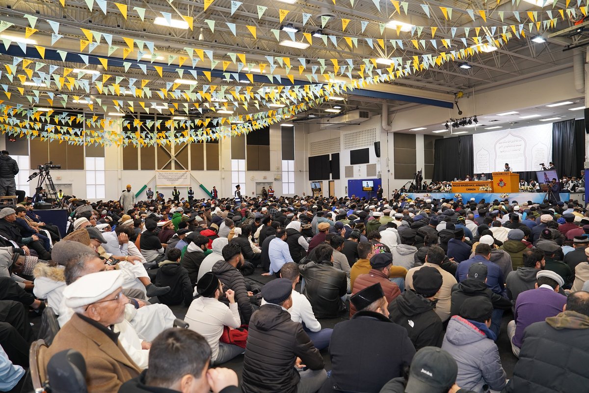 𝗝𝗔𝗟𝗦𝗔 𝗞𝗛𝗜𝗟𝗔𝗙𝗔𝗧 Over 2,200 Muslim Youth attended the event in person, while over 7,000 watched it live on the official YouTube channel of Ahmadiyya Muslim Youth Association Canada (YouTube.com/MuslimYouthCan…). #JalsaKhilafat #CaliphOfMessiah #Ahmadiyya Ahmadiyya…