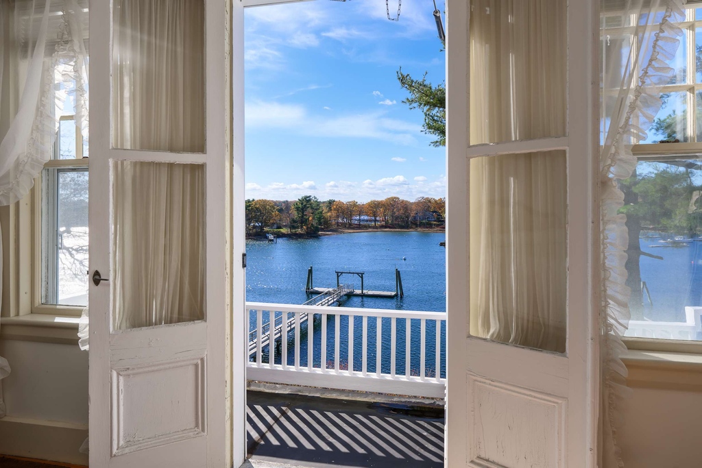 #TravelTuesday | Today we travel to York Harbor present you a remarkable property designed by EB Blaisdell.
Discover more: l8r.it/iOKh
#anneerwin #sothebysrealty #nothingcompares #whatsnext #harborfront #privatedock #boating #riverfront #waterfront #yorkharbor