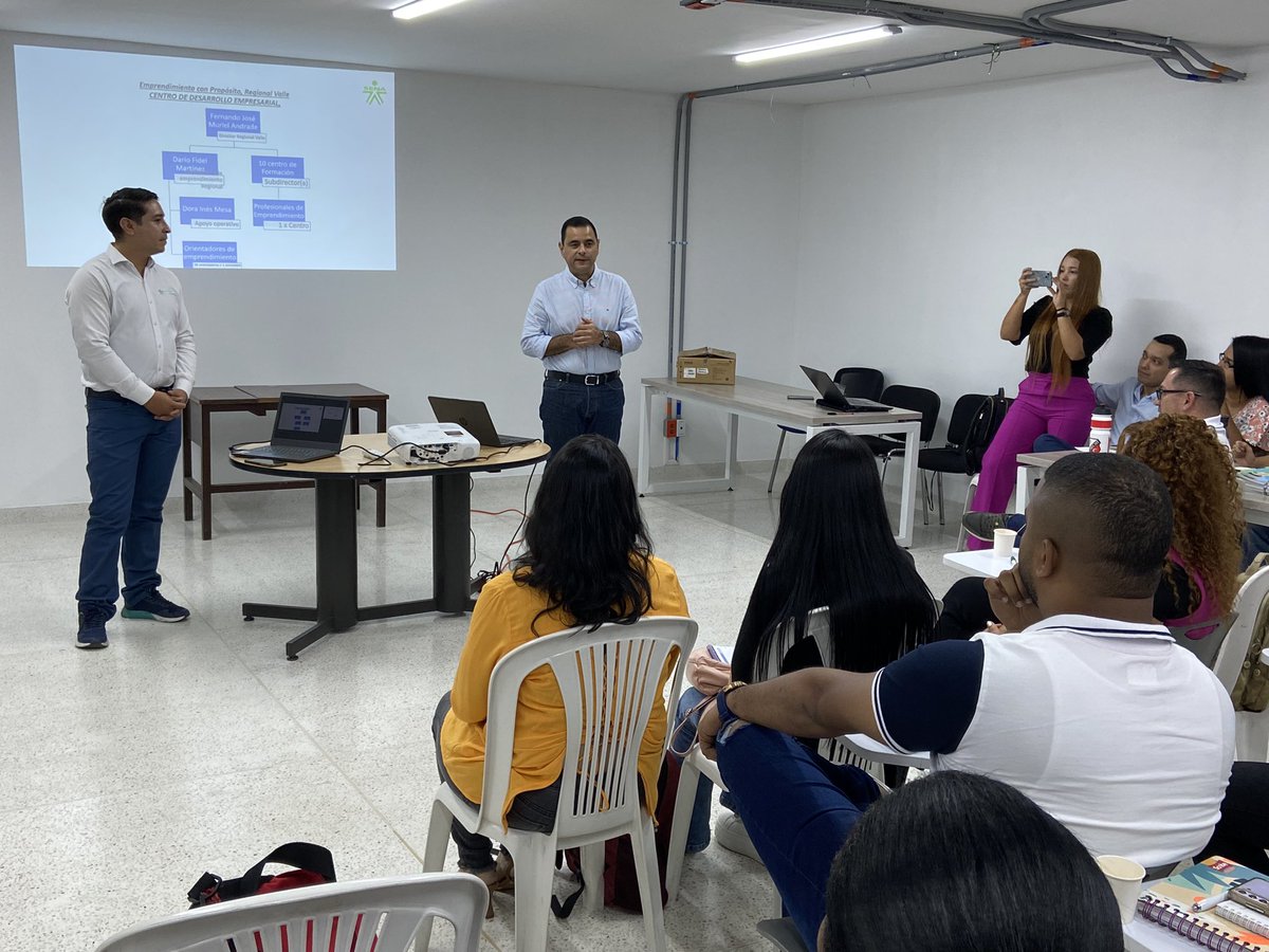 SENA_RValle's tweet photo. El Director Regional @fjmurielandrade le dió la bienvenida a todo el equipo de trabajo de Centro de Desarrollo Empresarial-SBDC del #SENAValle que tiene como meta superar la asignación de recursos en los planes de negocio viabilizados para esta vigencia. https://t.co/AqpwzaQWRQ