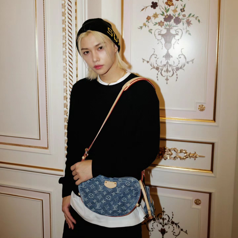 FELIXCharts's tweet photo. 📸 yong.lixx Instagram | 240207

“Remix be clutching 🔥 
Thank you @ nicolasghesquiere 🩵 
# ad #LVRemix #LVRush @louisvuitton #FELIX #louisvuitton”