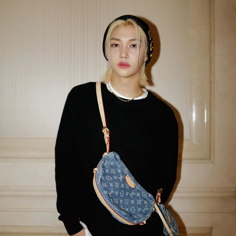 FELIXCharts's tweet photo. 📸 yong.lixx Instagram | 240207

“Remix be clutching 🔥 
Thank you @ nicolasghesquiere 🩵 
# ad #LVRemix #LVRush @louisvuitton #FELIX #louisvuitton”