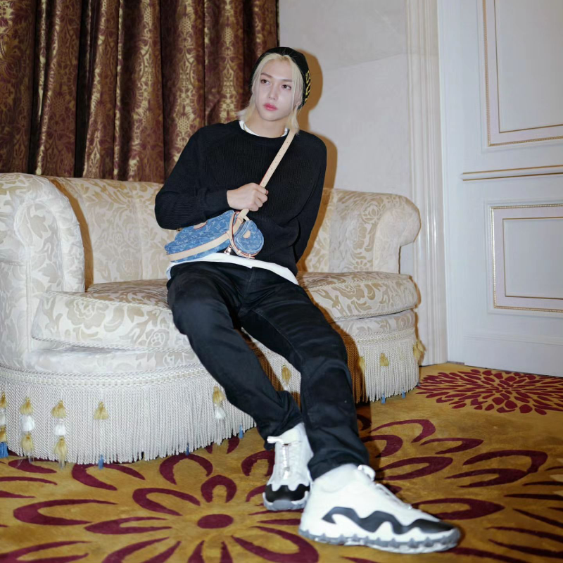 FELIXCharts's tweet photo. 📸 yong.lixx Instagram | 240207

“Remix be clutching 🔥 
Thank you @ nicolasghesquiere 🩵 
# ad #LVRemix #LVRush @louisvuitton #FELIX #louisvuitton”