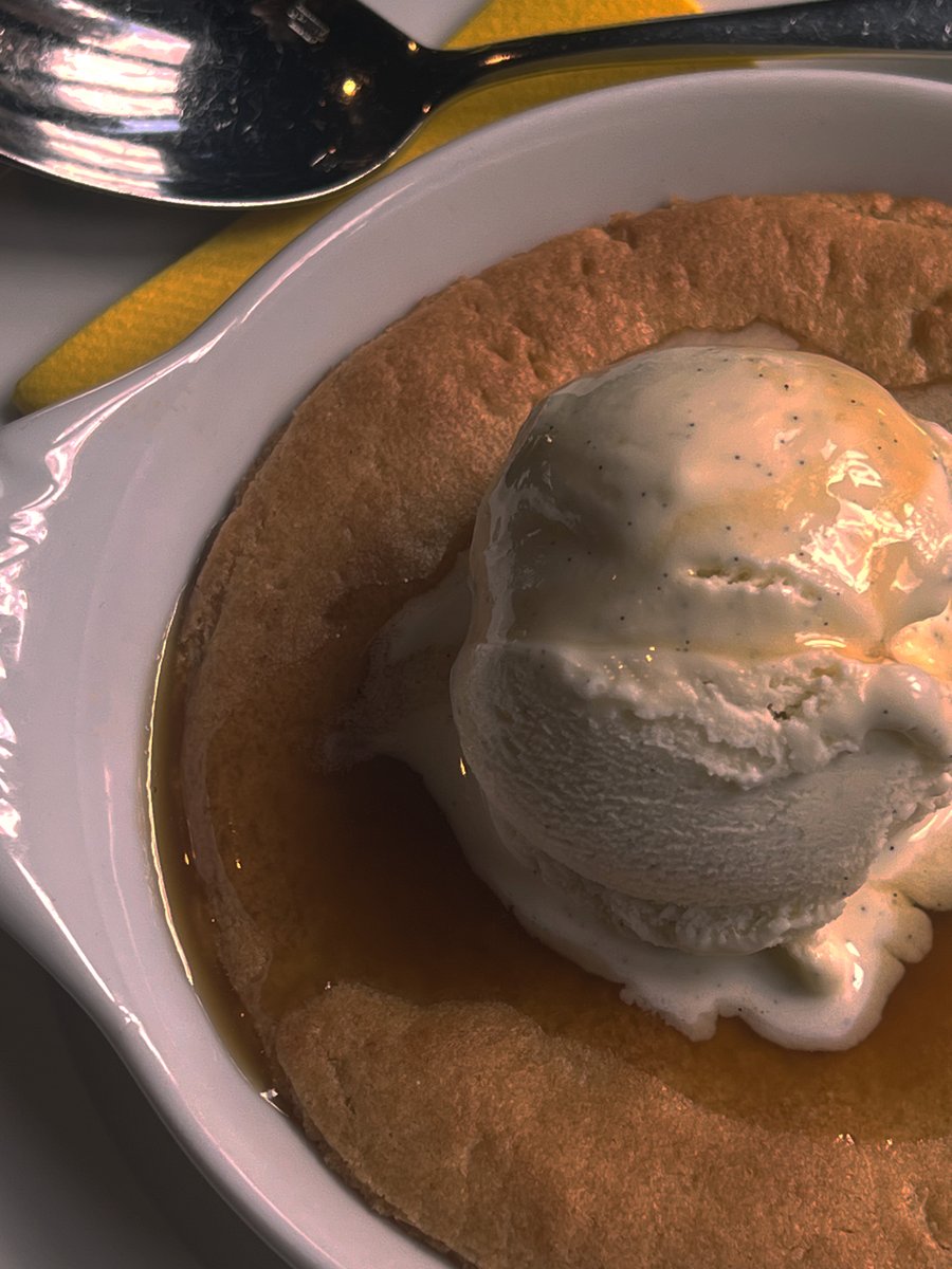 The cold weather can only mean you all need one thing...

Our warm baked cookie dough and ice cream, served with butterscotch sauce 🍪😋

Tag someone you'd share yours with... or not! 👇