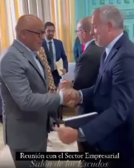 verdaddeeleazar's tweet photo. #ULTIMAHORA 🚨

El presidente de Ron Santa Teresa, Alberto Vollmer, reunido en este momento con Jorge Rodríguez en la AN, legitimando el fraude electoral que quiere convocar el régimen. 

Esta es la clase empresarial que prefirió sacrificar la libertad a cambio de los negocio$ https://t.co/q0sktxXuYh
