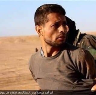 ونظرة الشهيد هي لرفاقه خلفه وينتظر علي امل ان يلحق به من ينقذه ، النظره هذا لا ننساها ابدا 💔 الله يرحمهم ويغفر لهم .