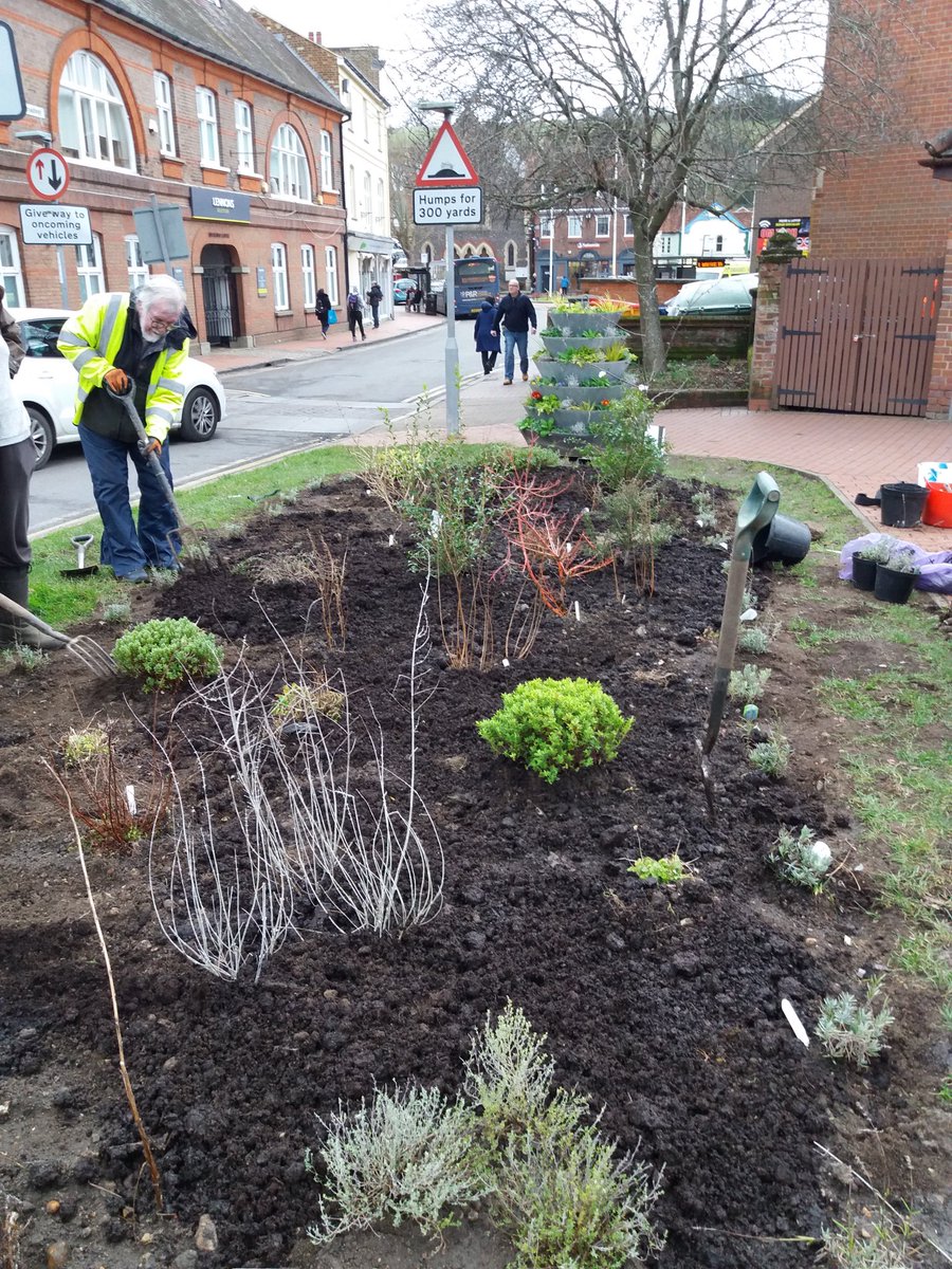 Chesham in Bloom (@cheshaminbloom) on Twitter photo Following up from last week, <a href="/CheshamInBloom/">Chesham in Bloom</a> volunteers did a great job on the new Star Yard bed in #Chesham.
Thanks to all involved for the really good team work and for a brilliant-looking result! #GardeningTwitter #GardeningX #TCinBloom #gardening Following up from last week, <a href="/CheshamInBloom/">Chesham in Bloom</a> volunteers did a great job on the new Star Yard bed in #Chesham.
Thanks to all involved for the really good team work and for a brilliant-looking result! #GardeningTwitter #GardeningX #TCinBloom #gardening