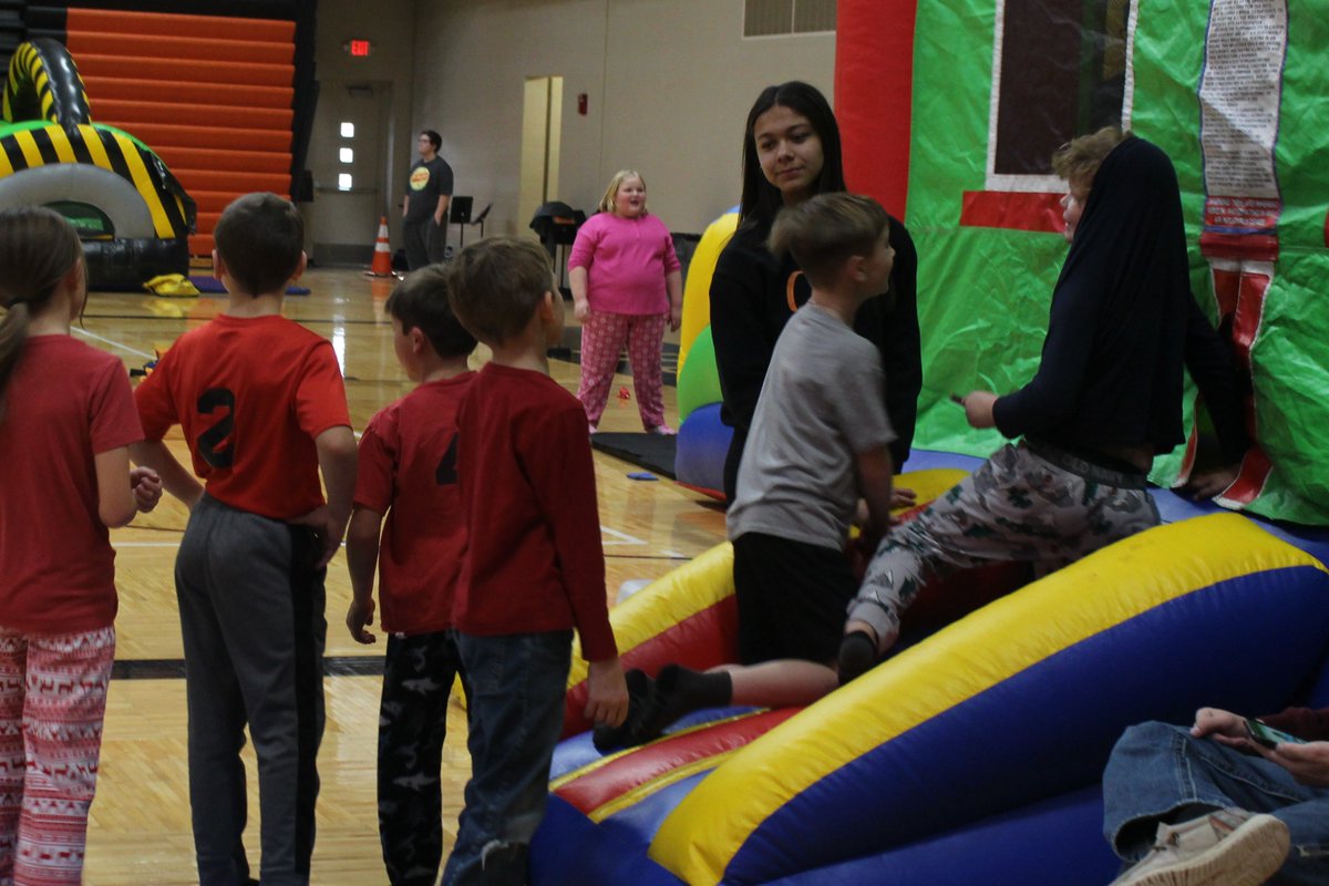 hhs_multimedia's tweet photo. Every year the high school lends its gym to the elementary school for inflatable day, and high schoolers are encouraged to help. This gives the high schoolers the chance to be a positive influence and role model to the children and gives them both something to look forward to. https://t.co/aNADZbCXkT