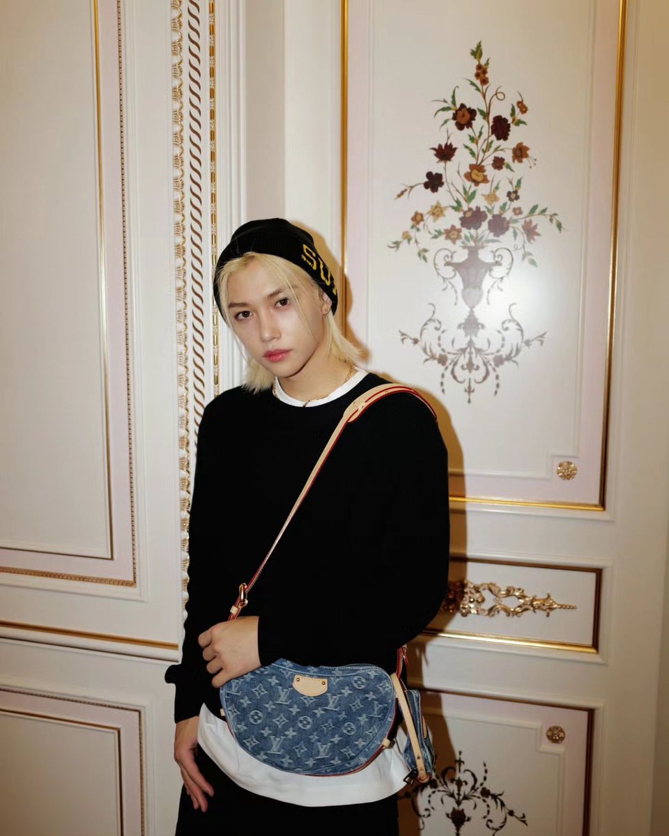 FELIXCharts's tweet photo. 📸 yong.lixx Instagram | 240207

(1/2)

“Remix be clutching 🔥 
Thank you @ nicolasghesquiere 🩵 
# ad # LVRemix # LVRush @louisvuitton #FELIX #louisvuitton”

🔗 https://t.co/uglTi5GBa3
✅♥️💬🔁🏷️↑ ↑ Like, Comment, SAVE, SHARE

#FLX_Instagram #FELIXxLouisVuitton https://t.co/5U2r8qsjmK