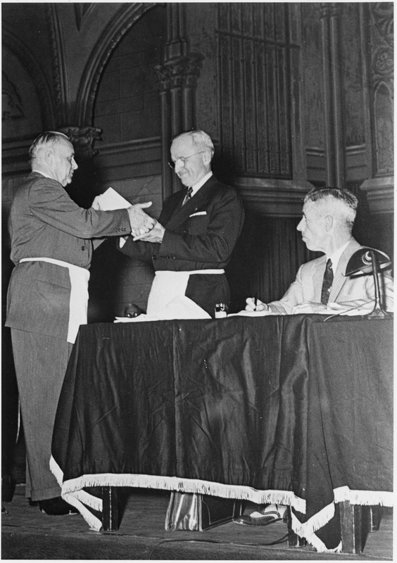#Harry140 photo this week is from the Greta Kempton Papers. It shows HST participating in a Masonic ceremony. Ms. Kempton painted a portrait of HST in his Masonic regalia as Grand Master of Missouri. Ms. Kempton used this for reference for her portrait. catalog.archives.gov/id/350382716