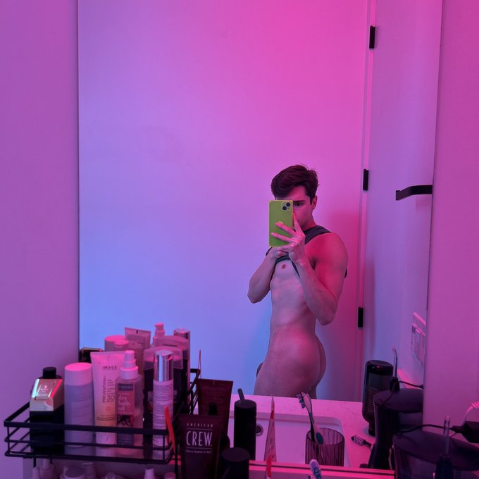 2 pic. I woke up at 4 and just could not go back to sleeps. https://t.co/ONYt2Y5Kyz