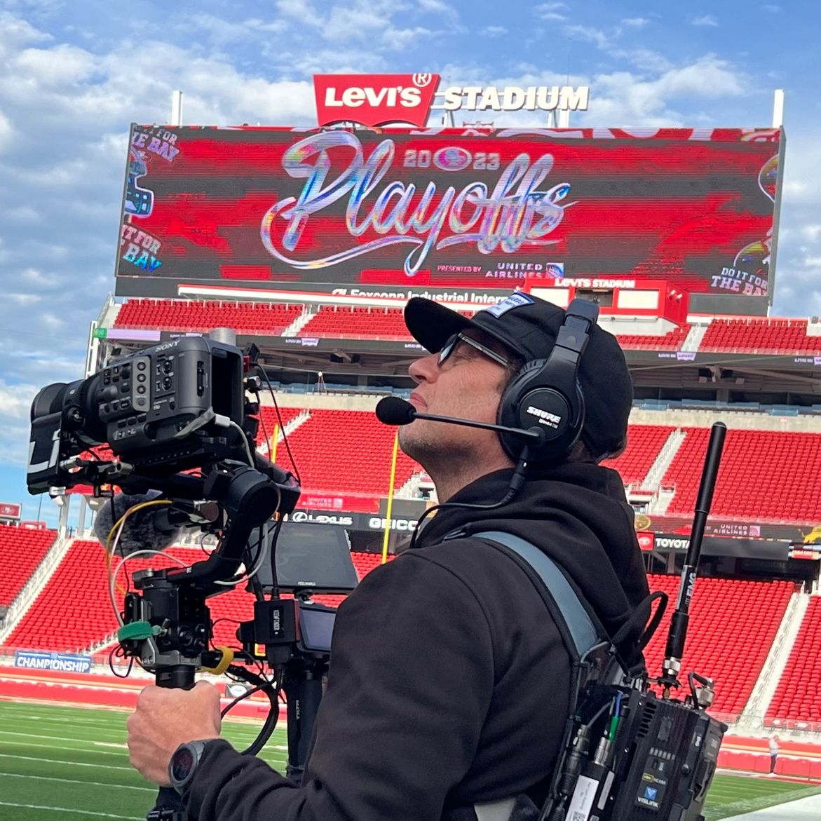 Vislink's tweet image. Let&apos;s play ball! Team @EMGConnectivity USA ready for #FoxSports’ coverage of the NFC Championship Game in San Francisco! #VislinkSpotted for #HighFrameRate #steadicam, “Meg”, Venice, FX7 Ronin, Talent Monitors and Line To Gains!  #emg #emgconnectivity #rf
📸 Nathan Spencer