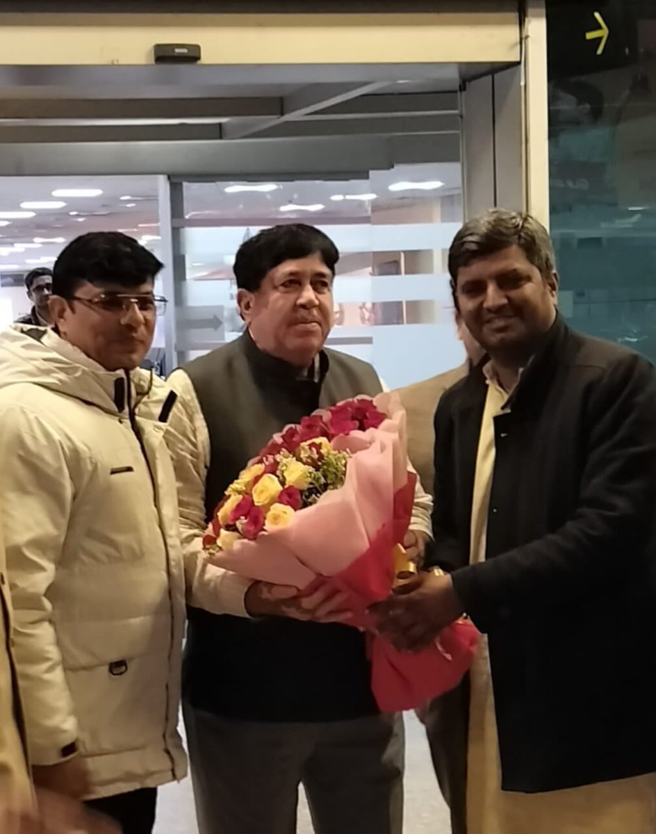 Dileep_Sanghani's tweet photo. जम्मू एअरपोर्ट आगमन पर जम्मू और कश्मीर डेयरी सहकारी संघ लिमिटेड के अध्यक्ष श्री विक्रांत डोगरा, इफको के जम्मू स्टेट मार्केटिंग मैनेजर श्री सुखपाल सिंह सिद्धु, नागरिक सहकारी बैंक, जम्मू के अध्यक्ष श्री प्रवीण शर्मा, उनाती मल्टीस्टेट कोऑपरेटिव की ज्योतिस्वरूप, भारतीय कृषक समाज, जम्मू के अध्यक्ष श्री सुनील चौधर��� ने स्वागत किया। 

आत्मीय स्वागत के लिए धन्यवाद।
@IFFCO_PR