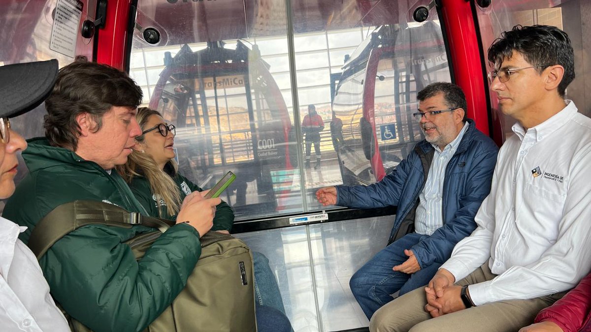 En este encuentro, compartimos nuestro compromiso con la innovación y la excelencia en movilidad 🚠. Juntos, exploramos cómo la colaboración entre profesionales de diferentes disciplinas impulsa el desarrollo científico, técnico y social en nuestro país 🌟.