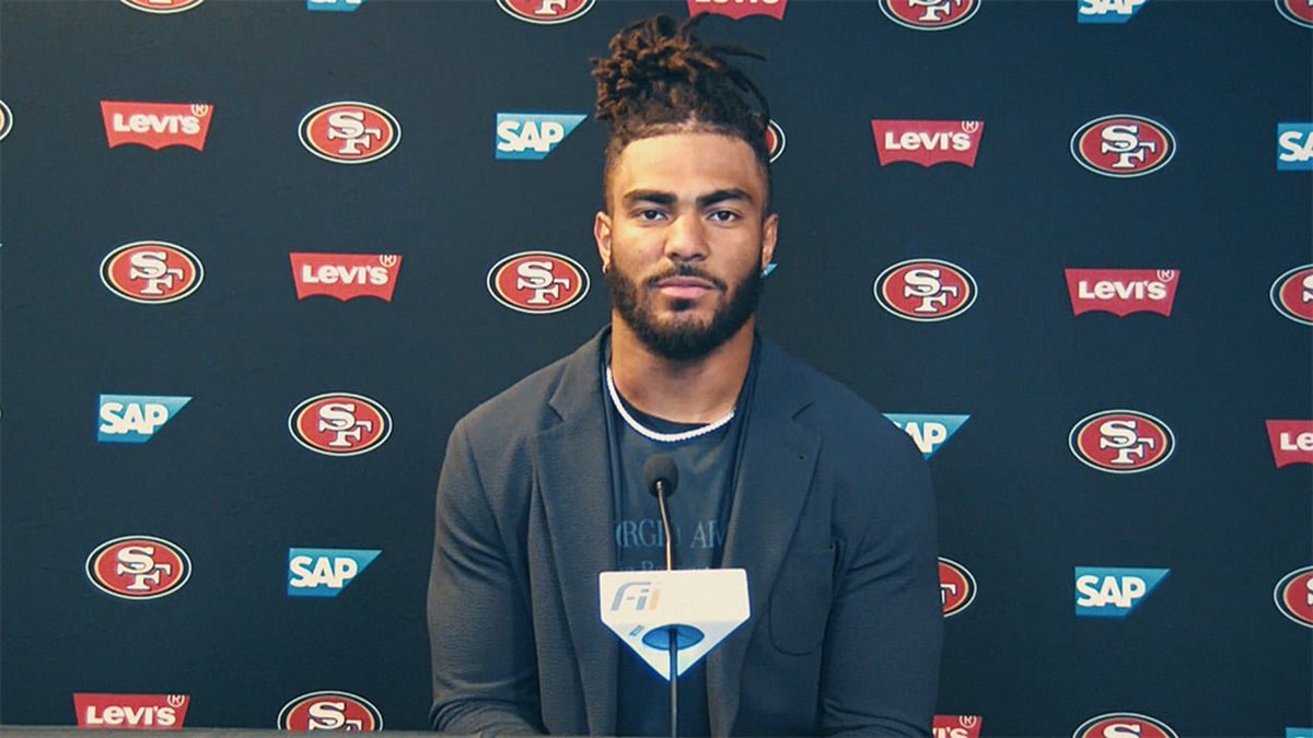 chiefs_outsider's tweet image. Update: The breakfast provided at the hotel the 49ers are staying at did not include blueberry muffins, per 49ers LB Fred Warner.

“It’s one thing after another. I don’t want no damn lemon poppyseed muffins, is it too hard to get a blueberry pastry around here? Then I heard the…