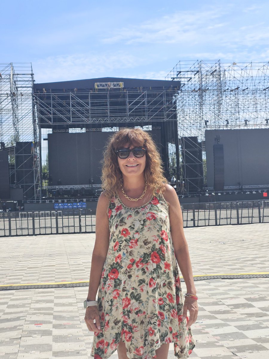 tanapasqualini's tweet photo. 🔊Luces, pantallas y sonidos ¡LISTOS!
👉🏼La fiesta más convocante del país, está comenzando a vibrar. Recorda del 10 al 13 #FNDLC y 8 & 9 Pre-Confluencia
Te esperamos 😉 https://t.co/Y8wAhQFhZw