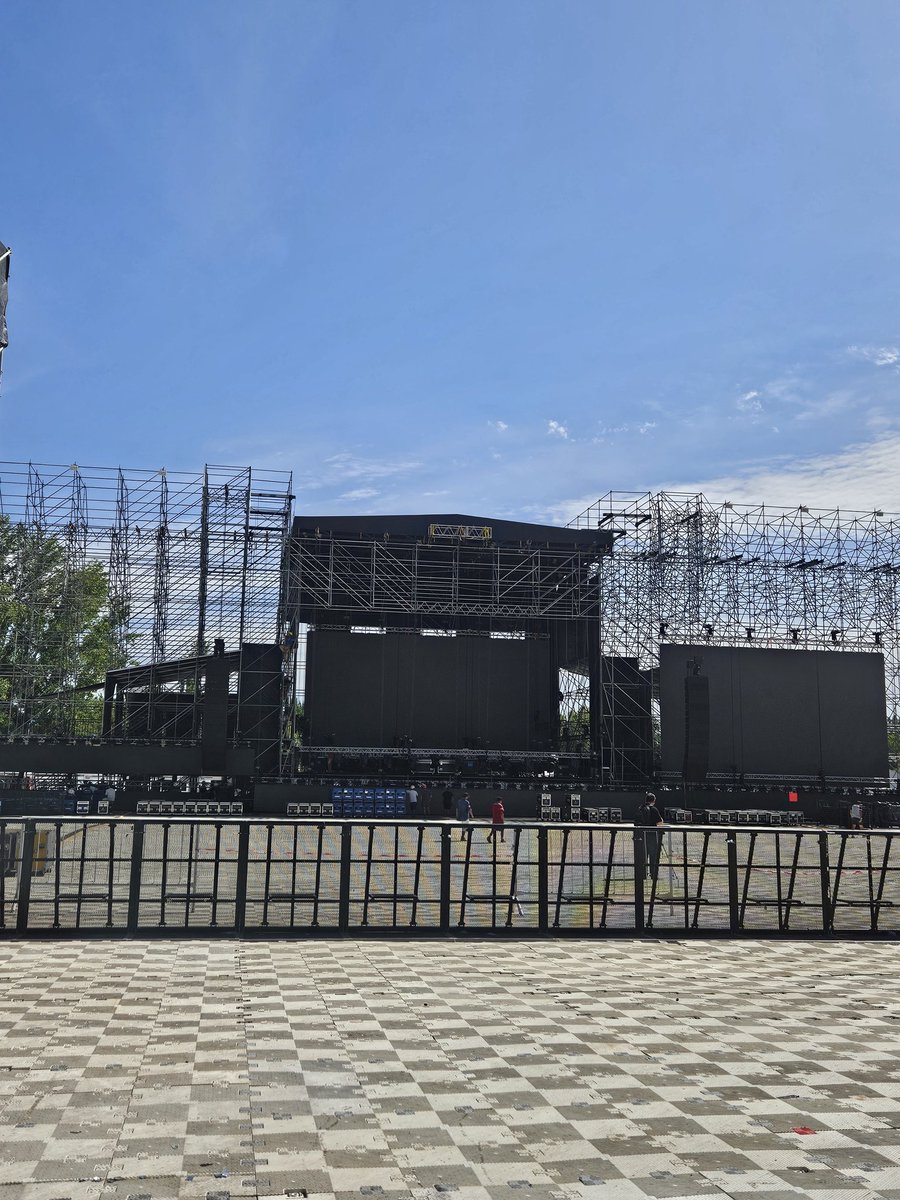 tanapasqualini's tweet photo. 🔊Luces, pantallas y sonidos ¡LISTOS!
👉🏼La fiesta más convocante del país, está comenzando a vibrar. Recorda del 10 al 13 #FNDLC y 8 & 9 Pre-Confluencia
Te esperamos 😉 https://t.co/Y8wAhQFhZw
