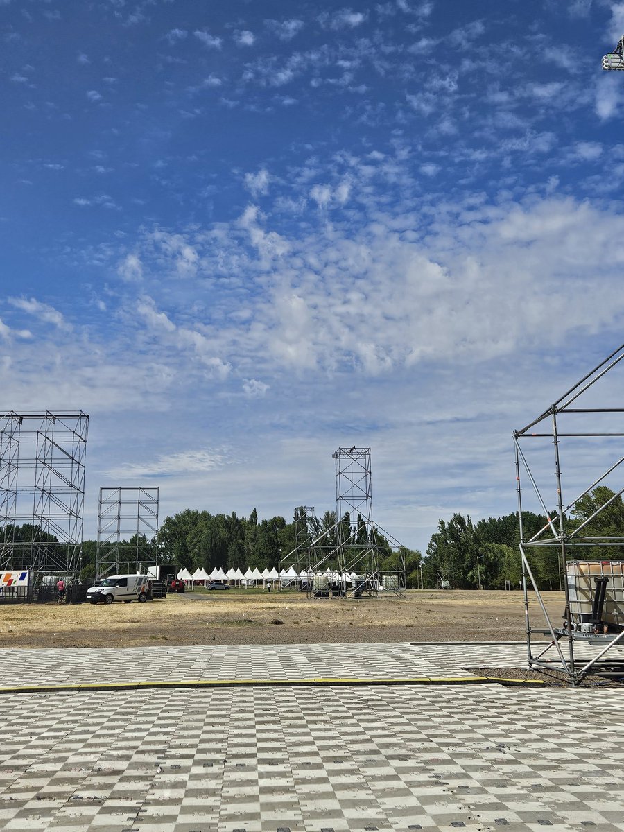 tanapasqualini's tweet photo. 🔊Luces, pantallas y sonidos ¡LISTOS!
👉🏼La fiesta más convocante del país, está comenzando a vibrar. Recorda del 10 al 13 #FNDLC y 8 & 9 Pre-Confluencia
Te esperamos 😉 https://t.co/Y8wAhQFhZw