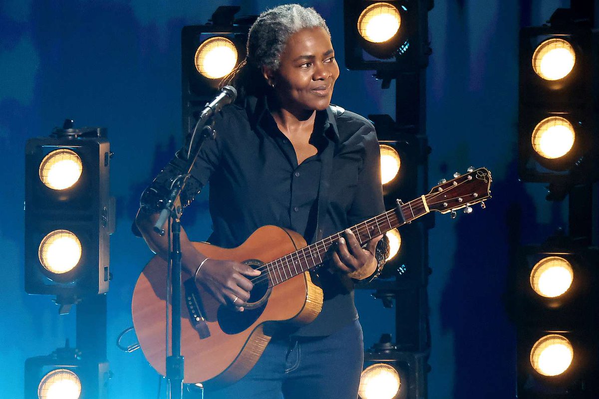 Thought she wasn't around? 
Tracy Chapman made a rare appearance at the just ended Grammys to sing the iconic 'Fast Car' with Luke Combs ... 

90's babies, song was first released before you were born but still fresh sounds good 😎
It's on #UnwindNaGR @GhettoRadio895 1900-2000