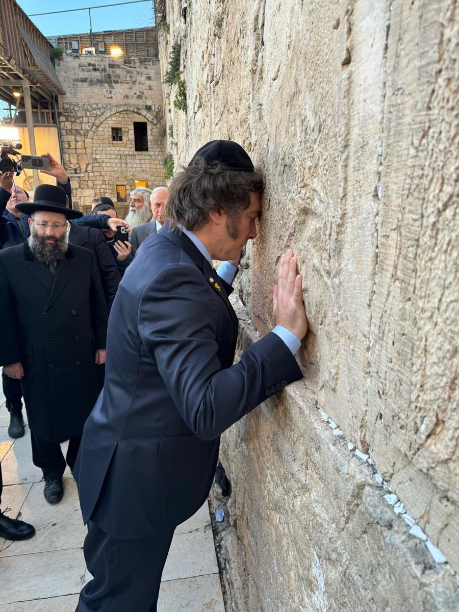 madorni's tweet photo. El Presidente de la Nación Javier Milei en el Muro de los Lamentos. Fin. https://t.co/58LCxbQo8m