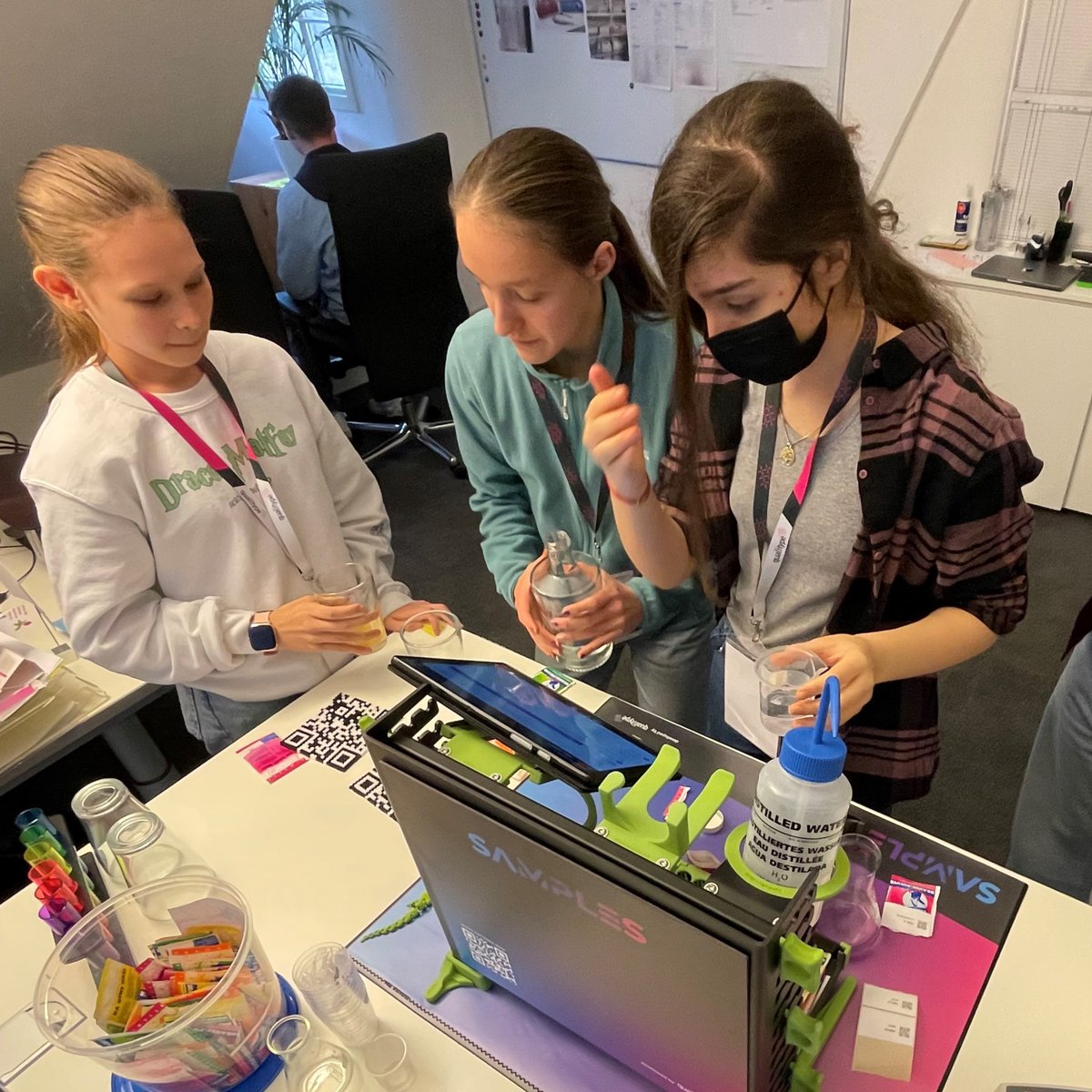 Habt ihr es schon geahnt? Unser heutiger Besuch waren 5 Schülerinnen und Schüler einer 8. Dresdner Oberschulklasse, die einen Einblick ins Arbeitsleben bekommen wollten. Ein Highlight: die Herstellung von Brause mit unserer Labormanagementsoftware SAMPLES.