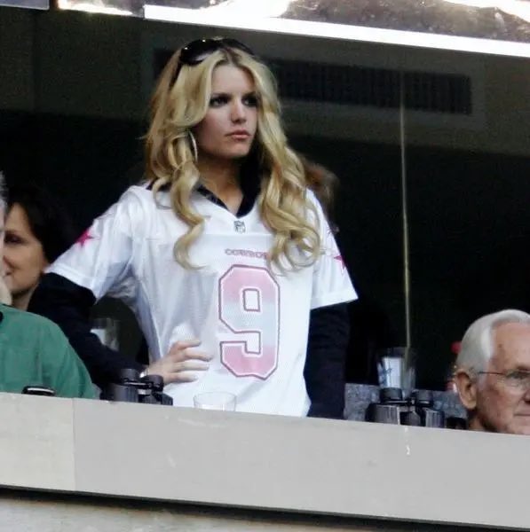B_Got_It_5100's tweet photo. I’m old enough to remember the NFLs first Taylor Swift lol https://t.co/dTUs8t02wn