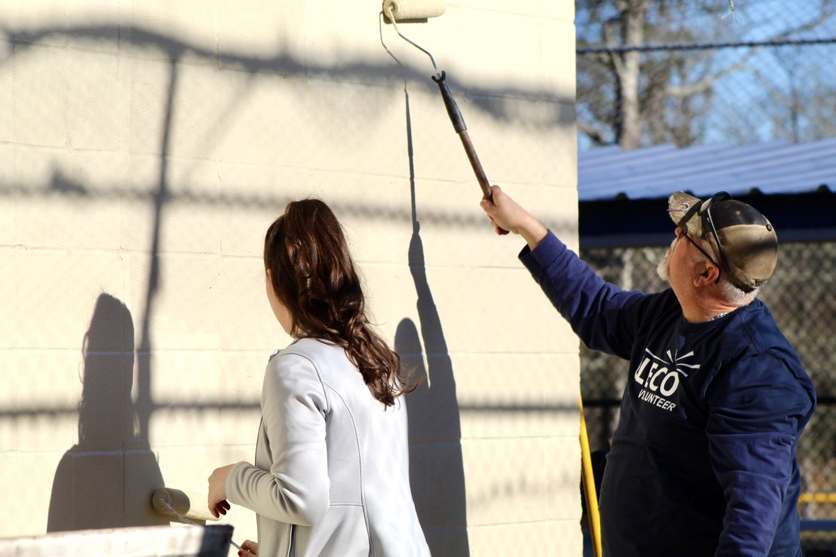 There’s a beehive of activity this morning at the #DeRidder Baseball and Softball Complex as Cleco employees help paint the facility and make repairs to the bleachers, among other improvements. Thank you, @ClecoPower!