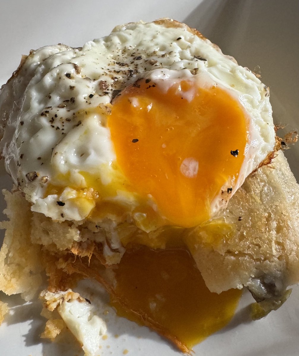 burritoconcoca's tweet image. Aquí desayunando tamales con huevo y escuchando ya #ClásicoPoderoso con @ArauSergio visitando a @ruleiro y a @eltalcha, invitado de lujo.