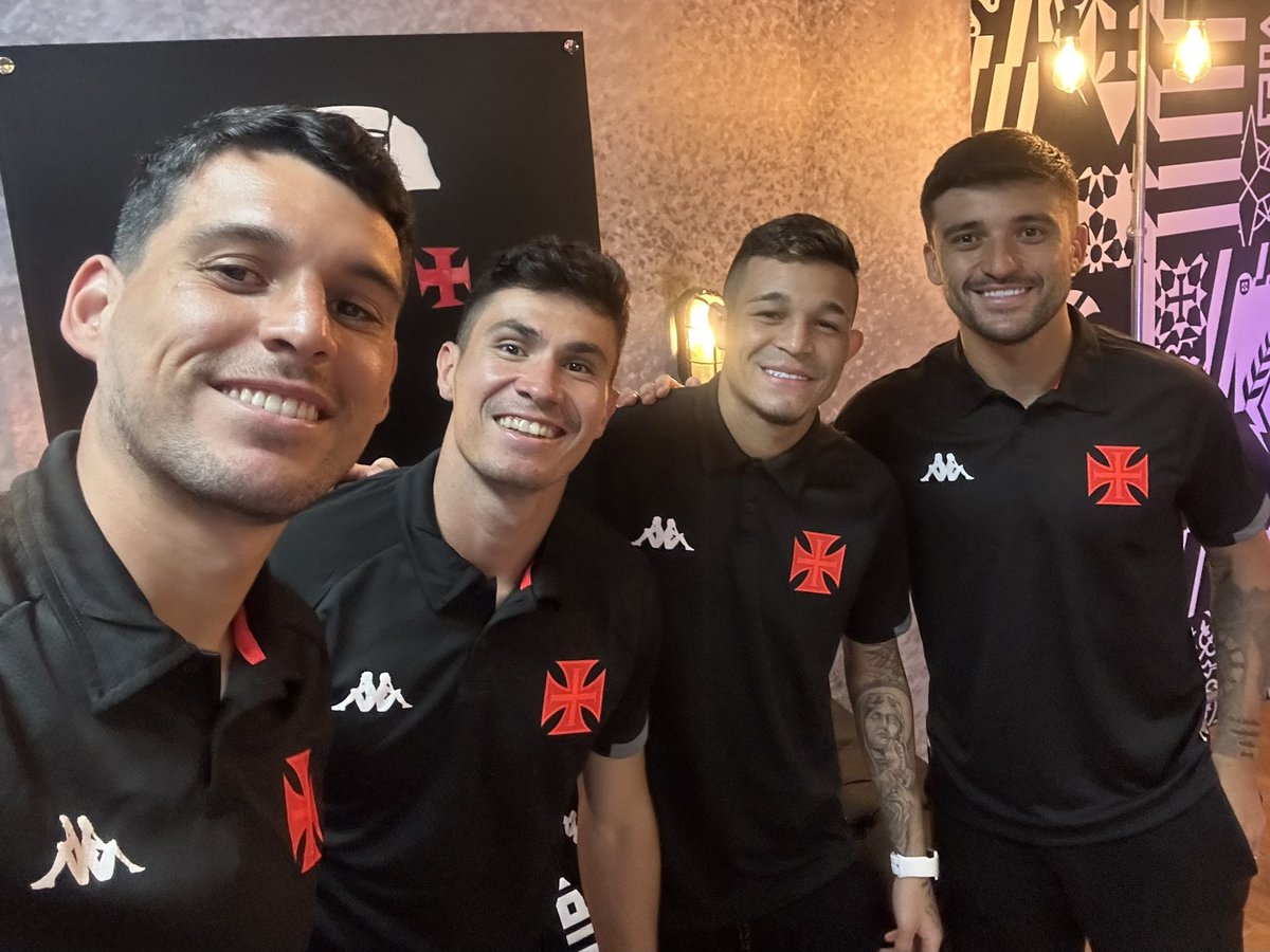 Uma selfie dos novos reforços do Vasco conhecendo São Januário antes da apresentação oficial 🤳🏻💢

#VascoDaGama