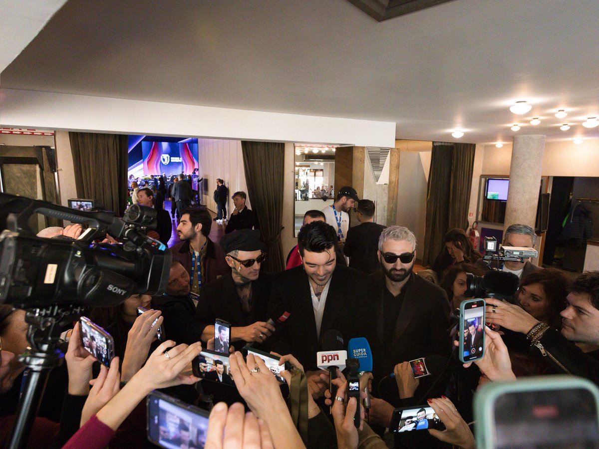 Giorno 1: Conferenza stampa, interviste e tante domande, ma la cosa importante è la musica. Ci vediamo stasera. #SANREMO2024