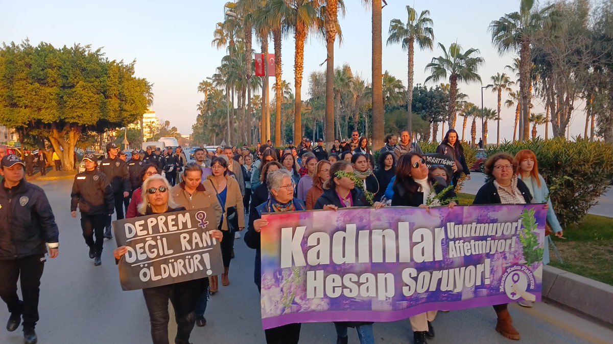 feministkolektf's tweet photo. 📍Mersin 

Mersin Kadın Platformu polisin kurduğu barikatı "Kadınları değil katilleri engelle! " sloganıyla aştı, yürüyüşüne devam etti. 

#6subatDepremi'nin failleri hesap verecek. Halkı ölüme terk edenler hesap verecek! 

Unutmak
Affetmek
Helalleşmek 
YOK! https://t.co/FdccHfERkz