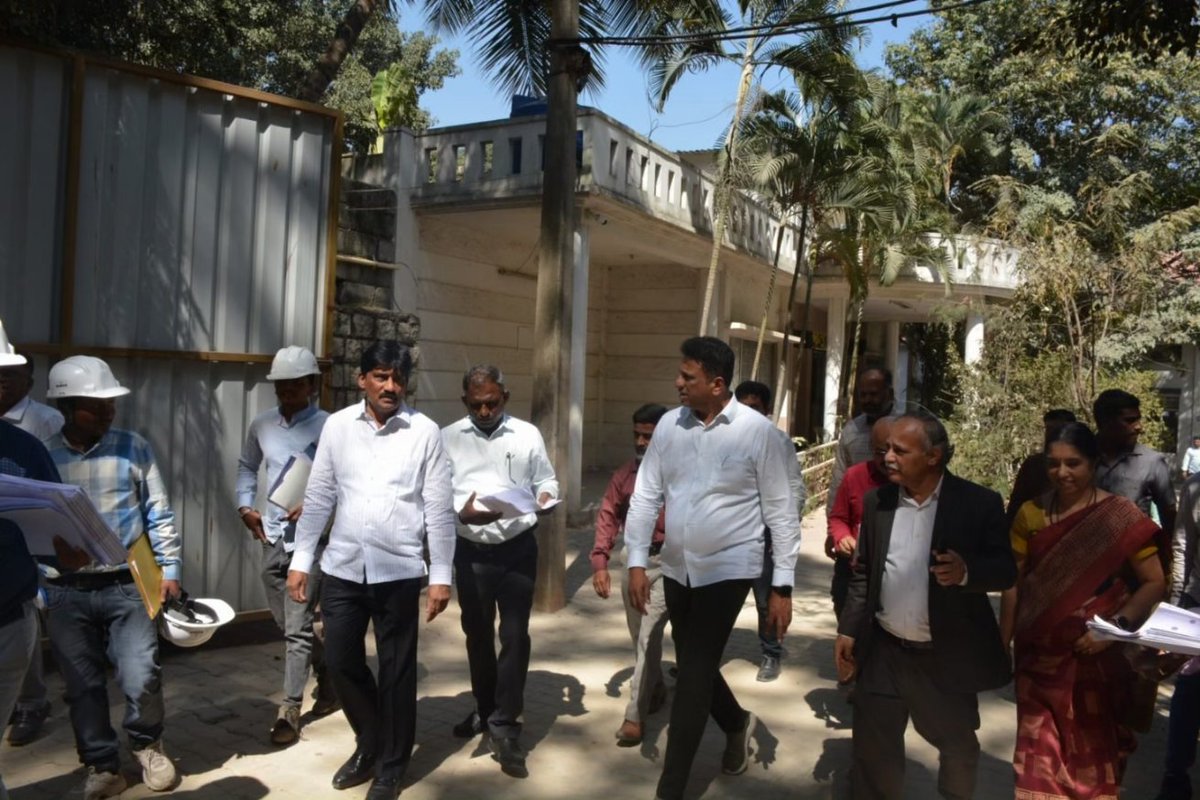 drmcsudhakar's tweet photo. ಪ್ರಯೋಗಾಲಯಗಳಲ್ಲಿ  ಯಂತ್ರೋಪಕರಣಗಳು ಹಾಗೂ ಸೌಲಭ್ಯಗಳನ್ನು ವೀಕ್ಷಿಸಿ, ಮೇಲ್ದರ್ಜೆಗೆ ಏರಿಸುವ ಕುರಿತು ಚರ್ಚಿಸಿದೆ.
#drmcsudhakar #highereducation #Minister #karnataka #UVCE #NRUPATUNGA #UNIVERSITY #DEVELOPMENT https://t.co/0g5oXIr6FI