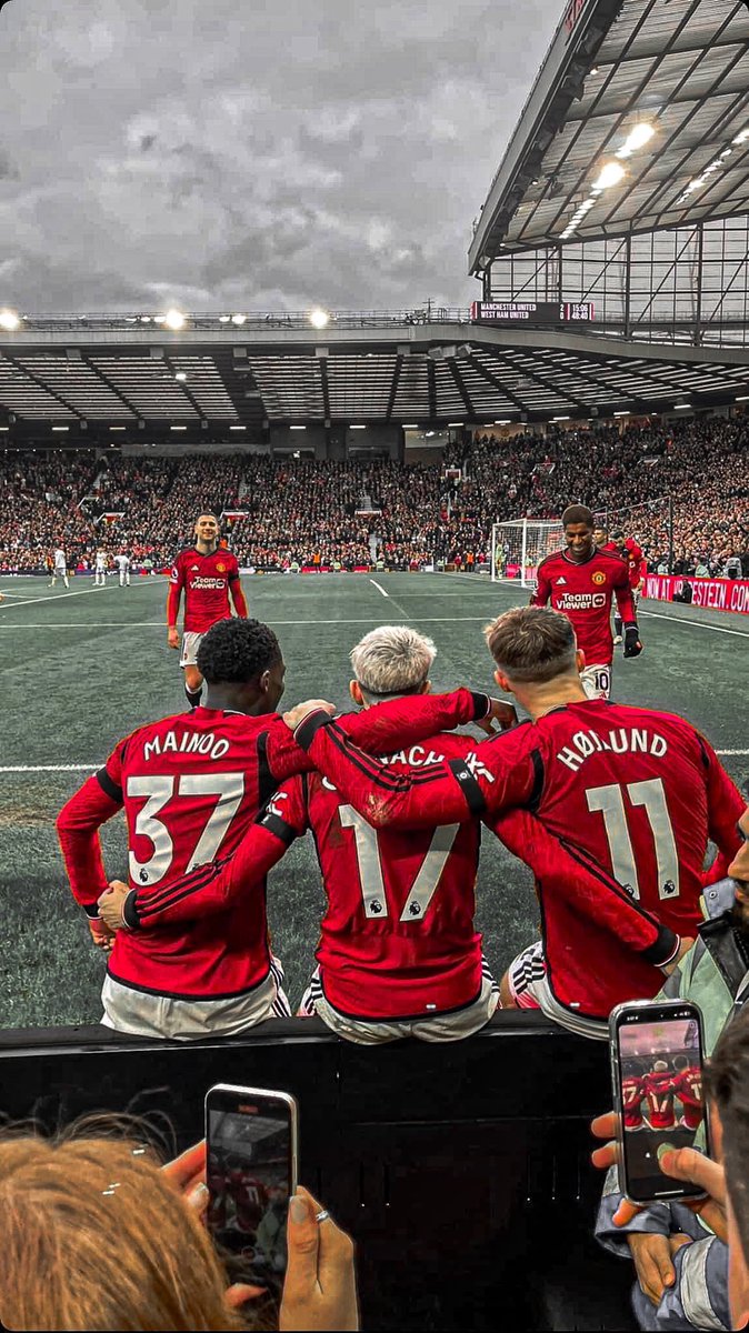 UnitedCover_'s tweet photo. This photo has the potential to age very very well🔥 #MUFC https://t.co/c8kcqG4Isl
