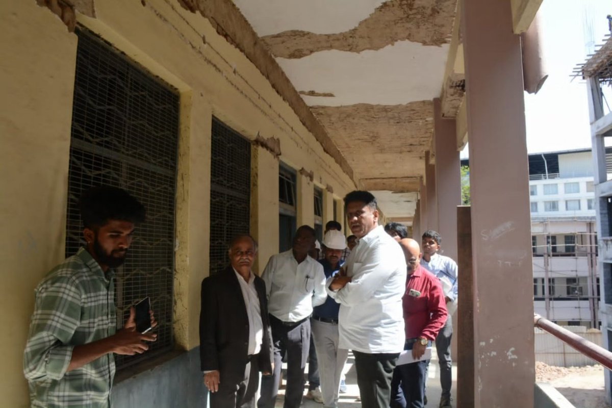 drmcsudhakar's tweet photo. ಪ್ರಯೋಗಾಲಯಗಳಲ್ಲಿ  ಯಂತ್ರೋಪಕರಣಗಳು ಹಾಗೂ ಸೌಲಭ್ಯಗಳನ್ನು ವೀಕ್ಷಿಸಿ, ಮೇಲ್ದರ್ಜೆಗೆ ಏರಿಸುವ ಕುರಿತು ಚರ್ಚಿಸಿದೆ.
#drmcsudhakar #highereducation #Minister #karnataka #UVCE #NRUPATUNGA #UNIVERSITY #DEVELOPMENT https://t.co/0g5oXIr6FI