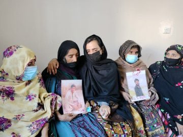 MahrangBaloch_'s tweet photo. Families of Basheer, Arman, Shakeel, and Subdar, killed in a fake state encounter, refused to sign the illegal form and rejected false accusations against their children as terrorists. 

Basheer’s mother said, ‘We reject the bodies of our innocent sons under these inhuman conditions, as it could overshadow the struggle of thousands of Baloch missing persons’ families. 

The resolve of these courageous Baloch mothers will undermine the oppressive rule of this so-called democratic state.
#EndBalochGenocide