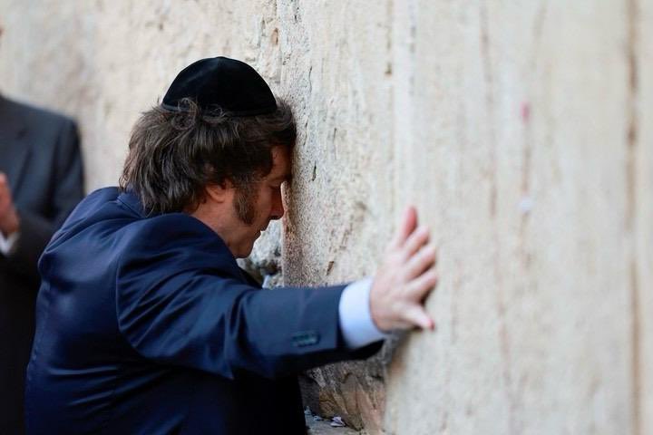 Milei llora en el muro de los lamentos, mientras Hamas condena la decisión de Argentina en trasladar la Embajada a Te Aviv. Nos está metiendo en un conflicto internacional este inestable emocional. Qué mierda votaron por favor.