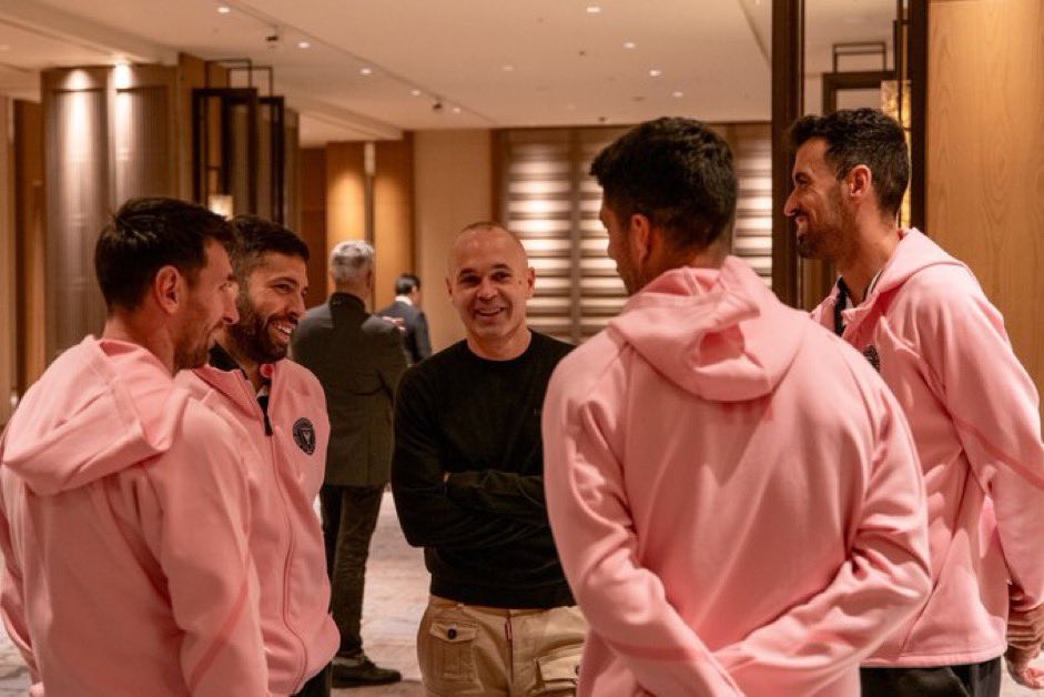 WeAreMessi's tweet photo. Lionel Messi with Jordi Alba, Andres Iniesta, Sergio Busquets and Luis Suarez in Japan 🇯🇵 https://t.co/NgaIqnT6QF