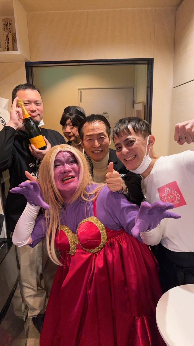 jin_jin_jinta's tweet photo. 先週末マロードのレオさんバースデーお祝いしてきたよ🍾
大御所のたつよしママと大大大の御所マスターと🫠🍸
ずっと背筋伸ばして呑んだよ笑
ピーーーーン
#MARROAD
#MONSOON
#MARKLAND
#マロード
#モンスーン
#マークランド https://t.co/r3dGy662nM
