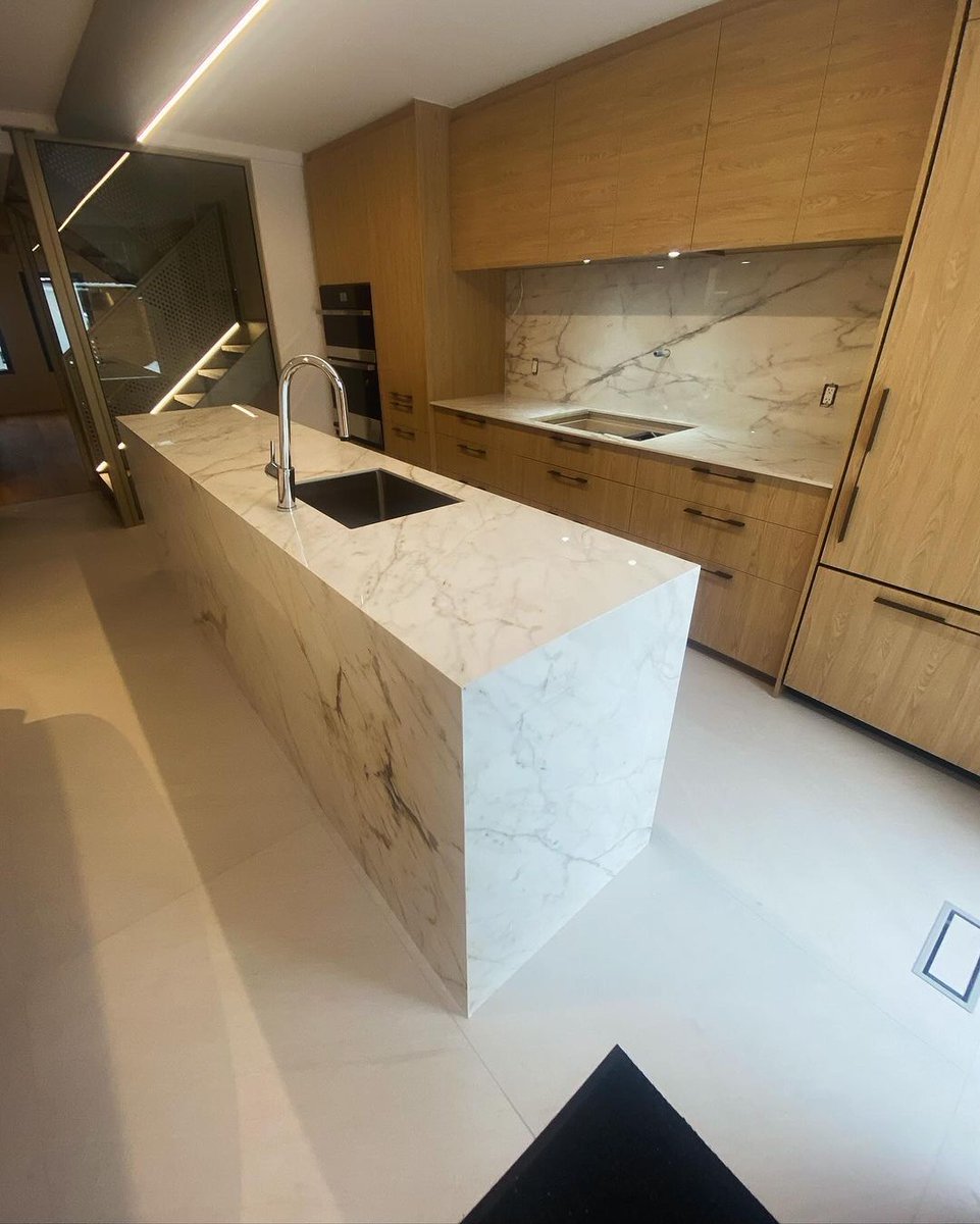 Using our Grande Marble Golden White to gift wrap your island🎁

If you are looking to renovate your kitchen or bathroom dm us now and we can help you design and build the project of your dreams!

#kitchendesign #kitchenremodel #homedesign