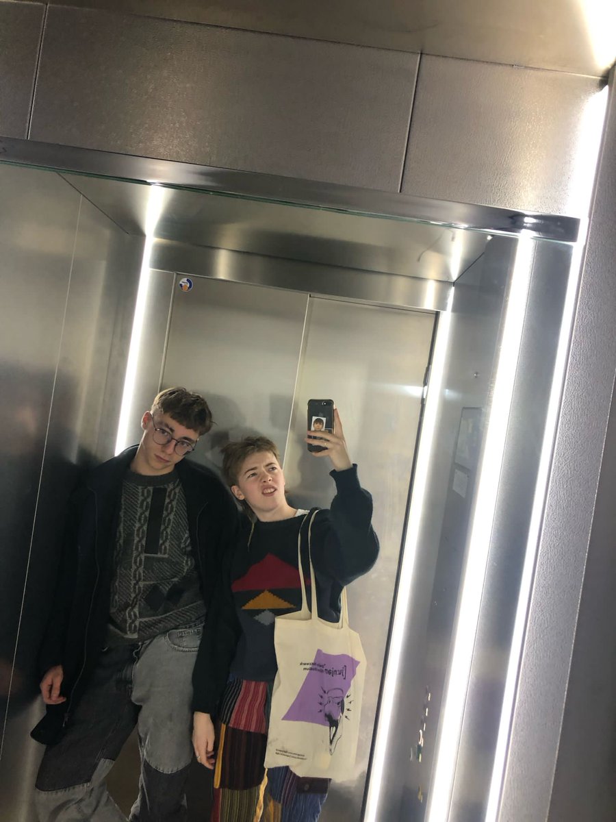 __kunststoff__'s tweet photo. wir im fahrstuhl auf dem weg zu deiner mama (real) https://t.co/pi6Fg83cQh