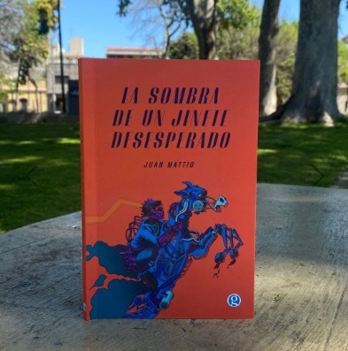 Lala Toutonian recomienda La sombra de un jinete desesperado, de Juan Mattio. En estos ensayos, conceptuales y (des)alineados, el autor nos invita a lo que describe como paisaje mental para cabalgar junto a él. ¿Juan Mattio? Nuestro Mark Fisher.
<a href="/juanmattio/">Juan Mattio</a> 
<a href="/edicionesgodot/">Ediciones Godot</a>