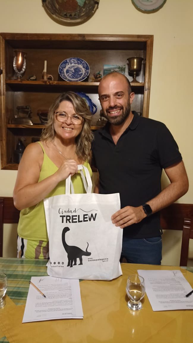 TrelewBureau's tweet photo. ✍️En el marco de las actividades de promoción turística de Trelew en Mar del Plata realizadas por el #Entretur a través del Consejo Federal de Turismo, llevamos adelante la firma del convenio de colaboración con el @MDPBUREAU.
(+) https://t.co/rHmydtq72f