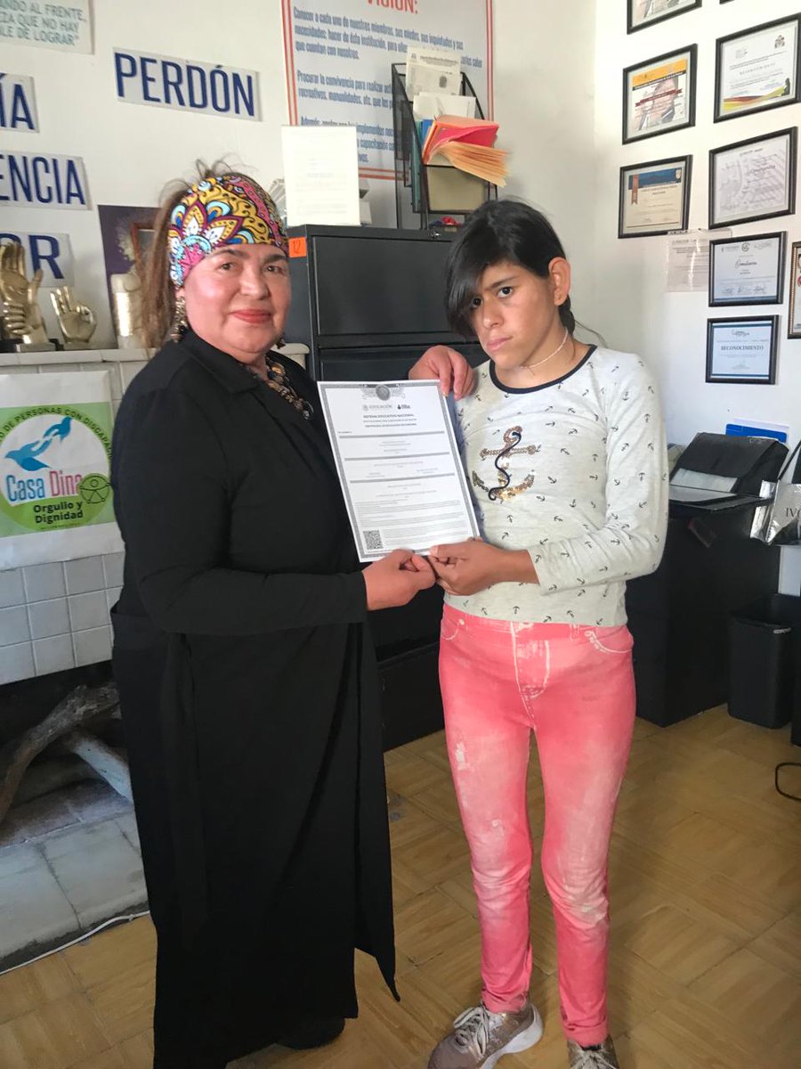 IEEASLP_sgs's tweet photo. Yo se que puedo.
Entrega de certificados a personas que acreditaron su primaria o secundaria en Villa de Arriaga, con el apoyo de Martha Vega Como Técnico docente a cargo y el esfuerzo de las personas asesoras es posible este logro. Muchas Felicidades.
#VillaDeArriaga #ieea_sgs https://t.co/kDCzDHeRkq