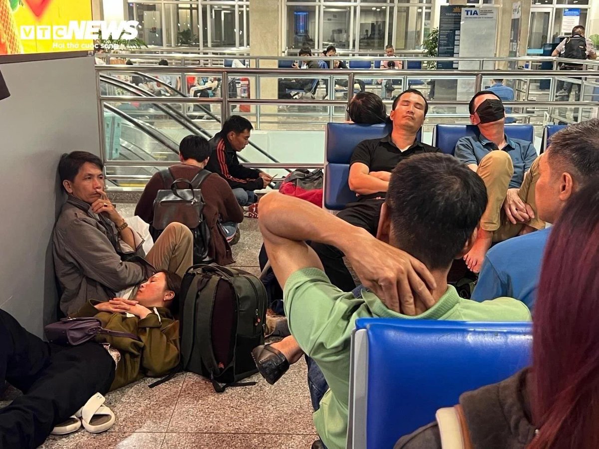 CelricTran's tweet photo. 27 tết tại sân bay Tân Sơn nhất. Chúc mọi người sớm được về quê ăn tết bình an <3

Theo: VTC News https://t.co/2AIVY3hOWb