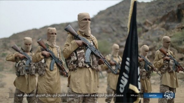 osSWSso's tweet photo. اخماد محاولة أمريكية لتحريك “القاعدة” وسط #اليمن

أحبطت #صنعاء ، الثلاثاء، محاولة أمريكية لتفعيل ورقة القاعدة في #اليمن .

وأفادت مصادر قبلية في #البيضاء بأن قوات الامن اليمنية تمكنت خلال الساعات الأخيرة من ملاحقة عناصر خلايا للتنظيم الإرهابي حاولت تفجير الوضع  “وسط اليمن”.

وأشارت المصادر إلى أن العملية الأمنية جاء عقب تنفيذ تلك العناصر كمين لمسؤولين محليين في مدينة #رداع ، المركز الإداري للمحافظة.

والبيضاء  واحدة من عدة محافظات تتعرض لاستهداف امريكي منذ بدء العدوان الأمريكي – البريطاني في الحادي عشر من يناير من العام الماضي ، وتوقيت تحريك “القاعدة” وفق المصادر ضمن السيناريو الأمريكي لتفجير الوضع والذي هدد به المبعوث الأمريكي إلى اليمن  تيم ليندركينغ مع رفض اليمن ضغوط أمريكية لوقف استهداف الاحتلال الإسرائيلي.

كما ان تزامن  التحريك مع تشكيل رئيس جديد لحكومة #عدن  يشير إلى أن #أمريكا تخطط لتفعيل الأوراق المحلية في ظل فشل الغارات والقصف الصاروخي في كبح جماح العمليات اليمنية ضد الاحتلال في #البحر_الأحمر .