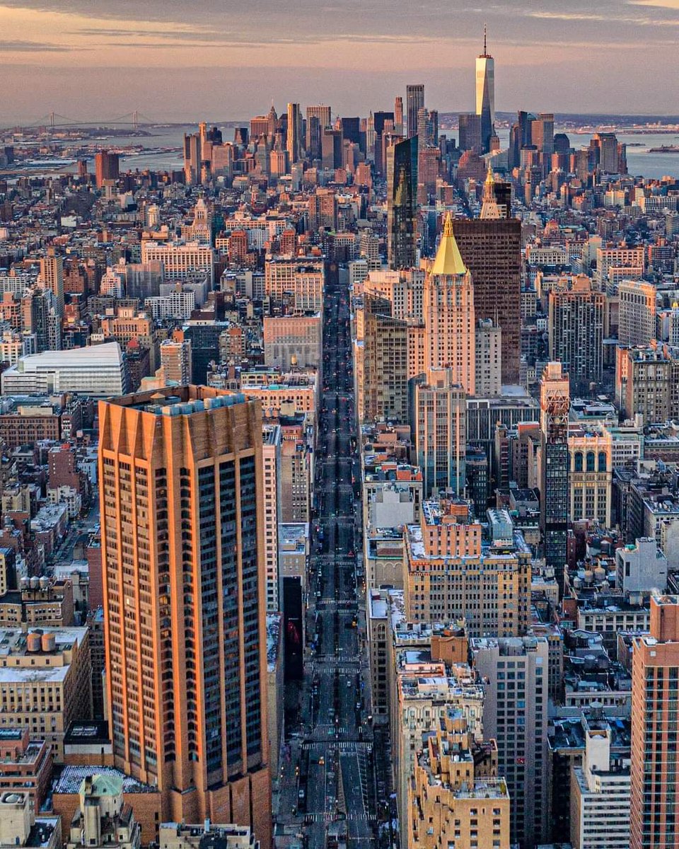 See you on Park Avenue!🗽🍎
.
📸 @mingomatic

#mysecretnyc #nycityworld #dronestagram #newyorkcity #newyork_world #nycprimeshot #empirestatebldg #skyscraping_architecture #nyclife #goldenhour  #empirestatebuilding #roundabout #newyork_instagram #cityscapenyc #icapture_nyc