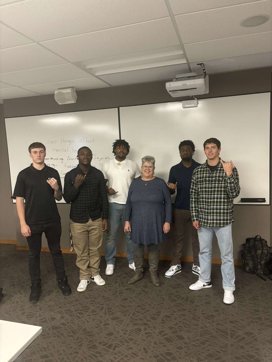 go hornets! #dressforsuccess <a href="/esuhornetsfb/">ESU Hornet Football</a>